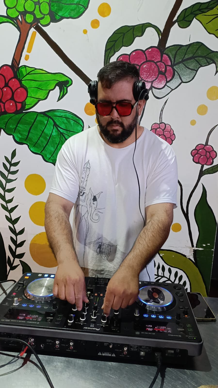 Lautaro Lucero tocando en un espacio interior con cuadros y equipo de sonido